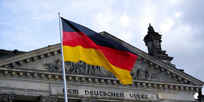 How can vocabulary be built effectively in German?